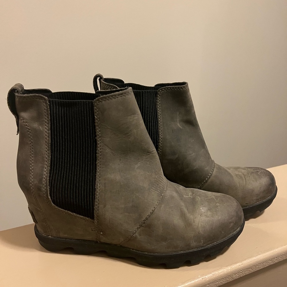 Sorel Womens Joan of Arctic Wedge II Chelsea Boot - distressed Black